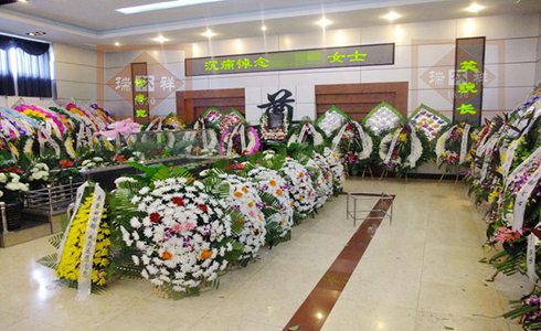布置告別